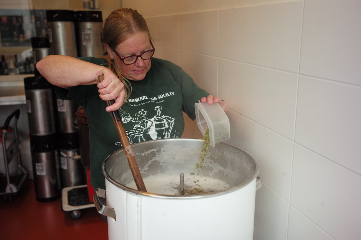 Andrea beim Bierbrauen