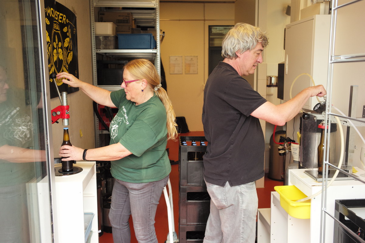 Andrea und Dani beim Flaschenfüllen in der Brauerei